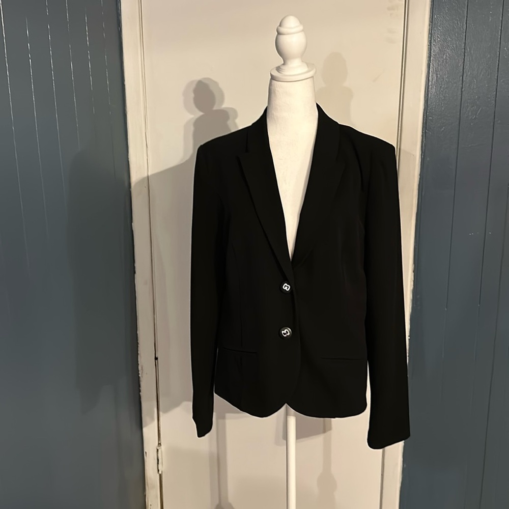 NWT Lanalee black ladies blazer size 10. Slight shoulder padding. Faux pockets